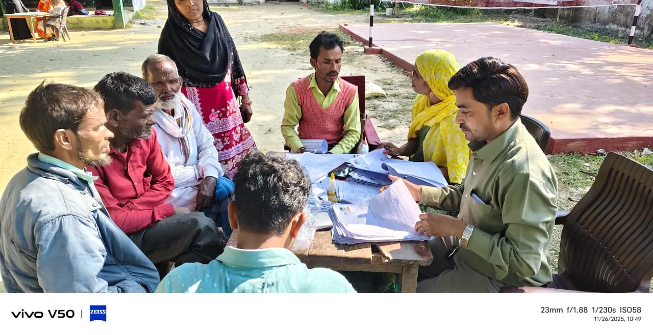 ग्राम प्रधान ने घर-घर पहुँचकर मतदाता सूची में नाम जोड़ने की मुहिम की तेज