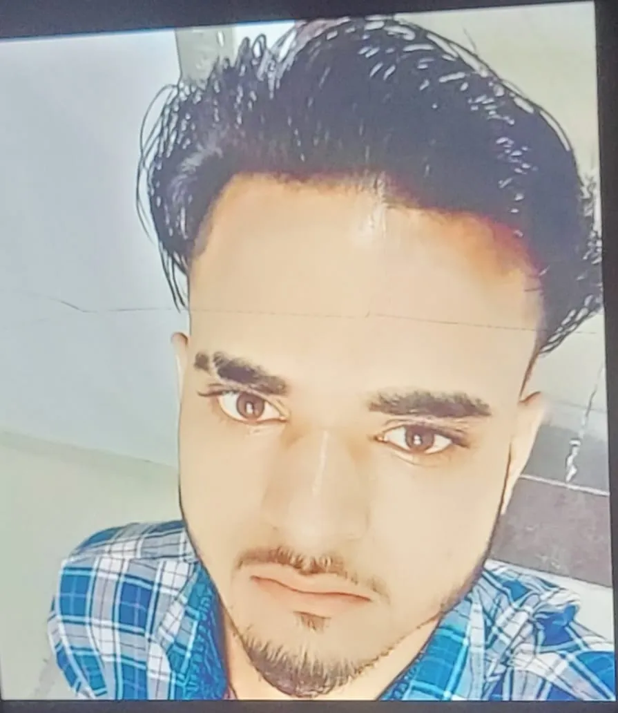 वैगनआर कार की टक्कर से बाइक सवार युवक की दर्दनाक मौत 