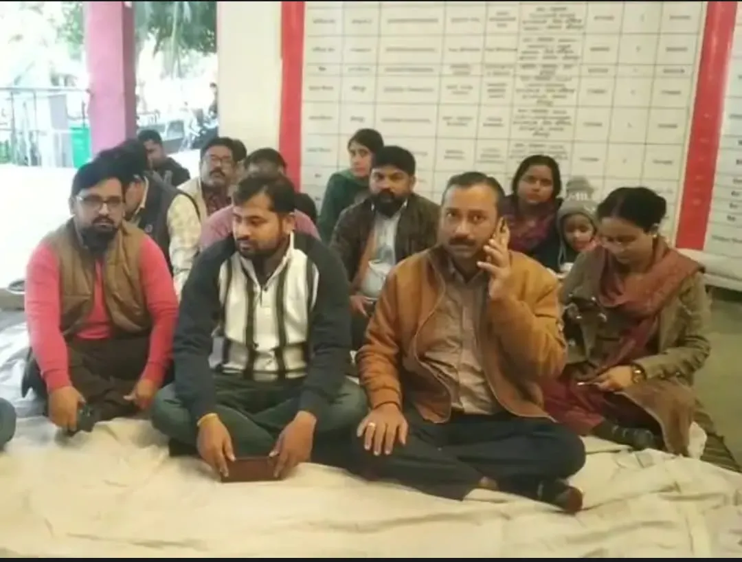 फतेहपुर में लेखपाल की मौत पर सीतापुर में प्रदर्शन, एसडीएम और कानूनगो पर एफआईआर की मांग, कहा- जारी रहेगा आंदोलन 