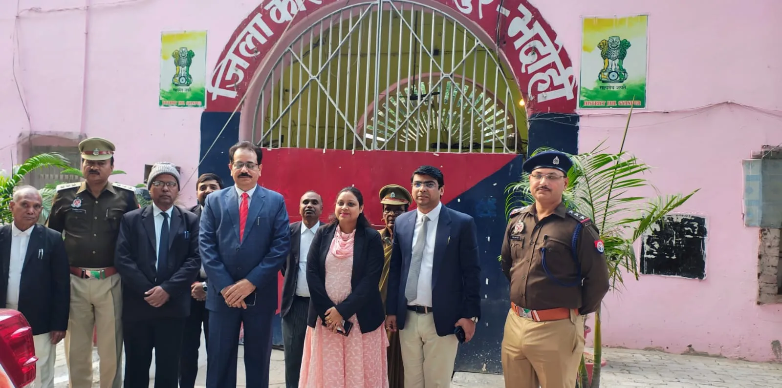 जिला कारागार ज्ञानपुर का संयुक्त निरीक्षण बंदियों को मिली विधिक जानकारी और वितरित हुए कम्बल,चश्मे