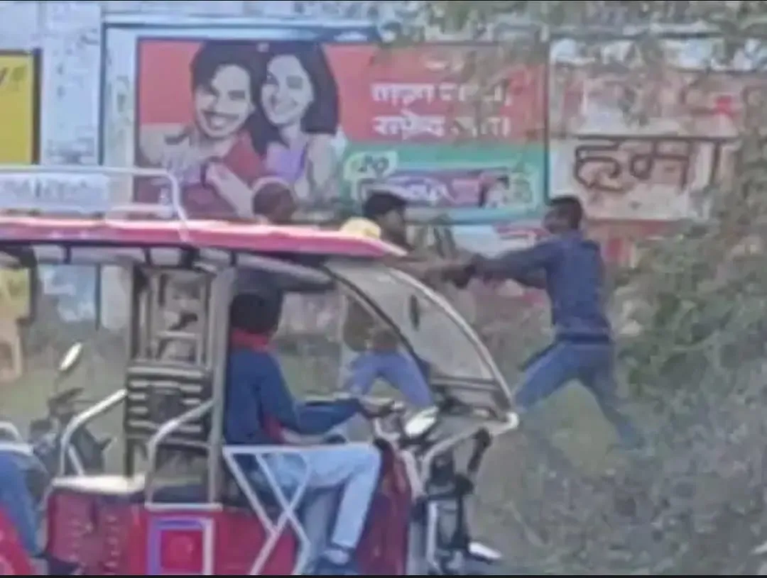 बाइक की टक्कर के बाद युवकों मे हुई जमकर मारपीट चले लात-घुसे, भीड़ देखकर बाइक सवार फरार 