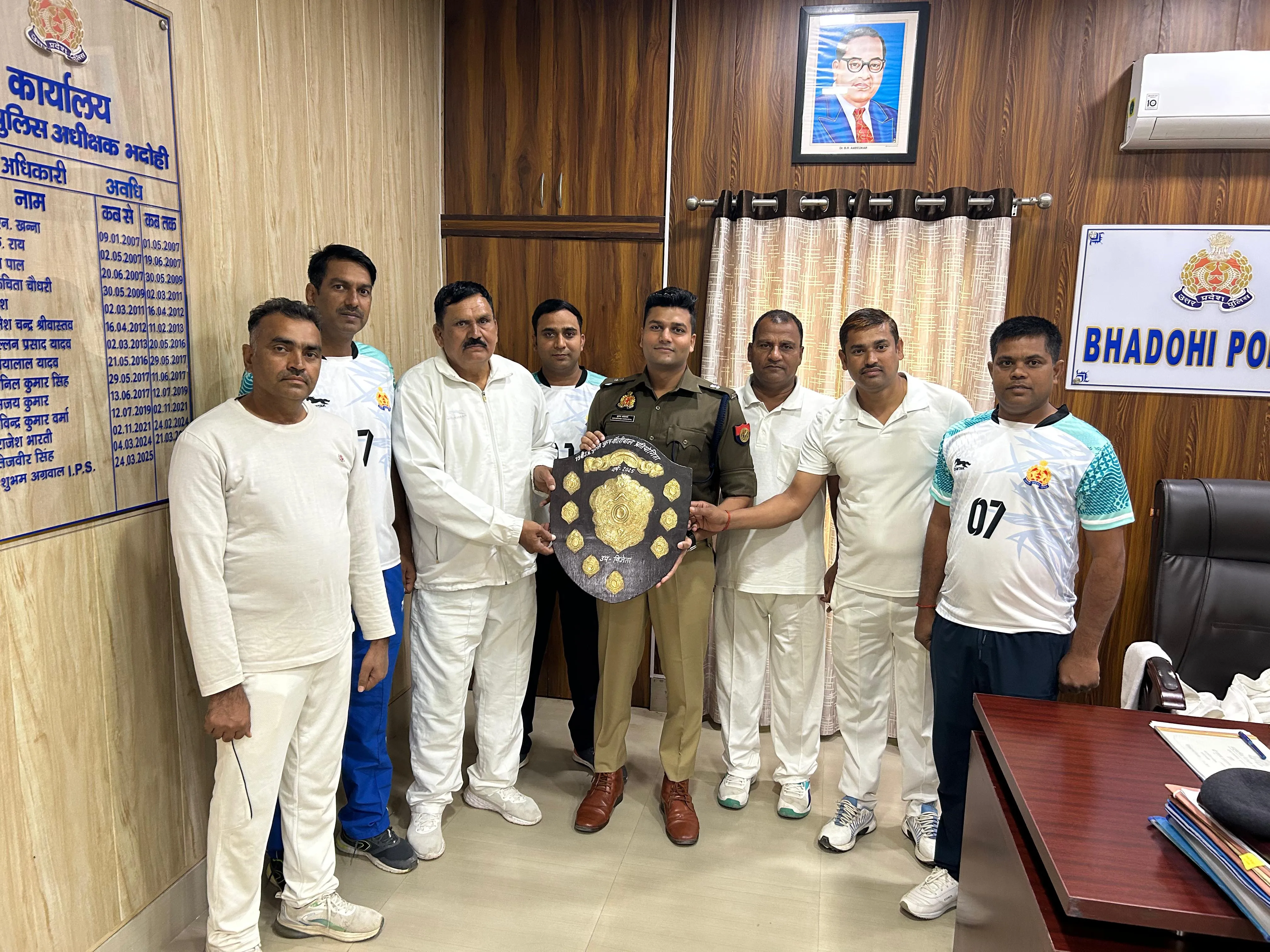 भदोही पुलिस के खिलाड़ियों के उत्कृष्ट प्रदर्शन पर एएसपी ने किया सम्मानित