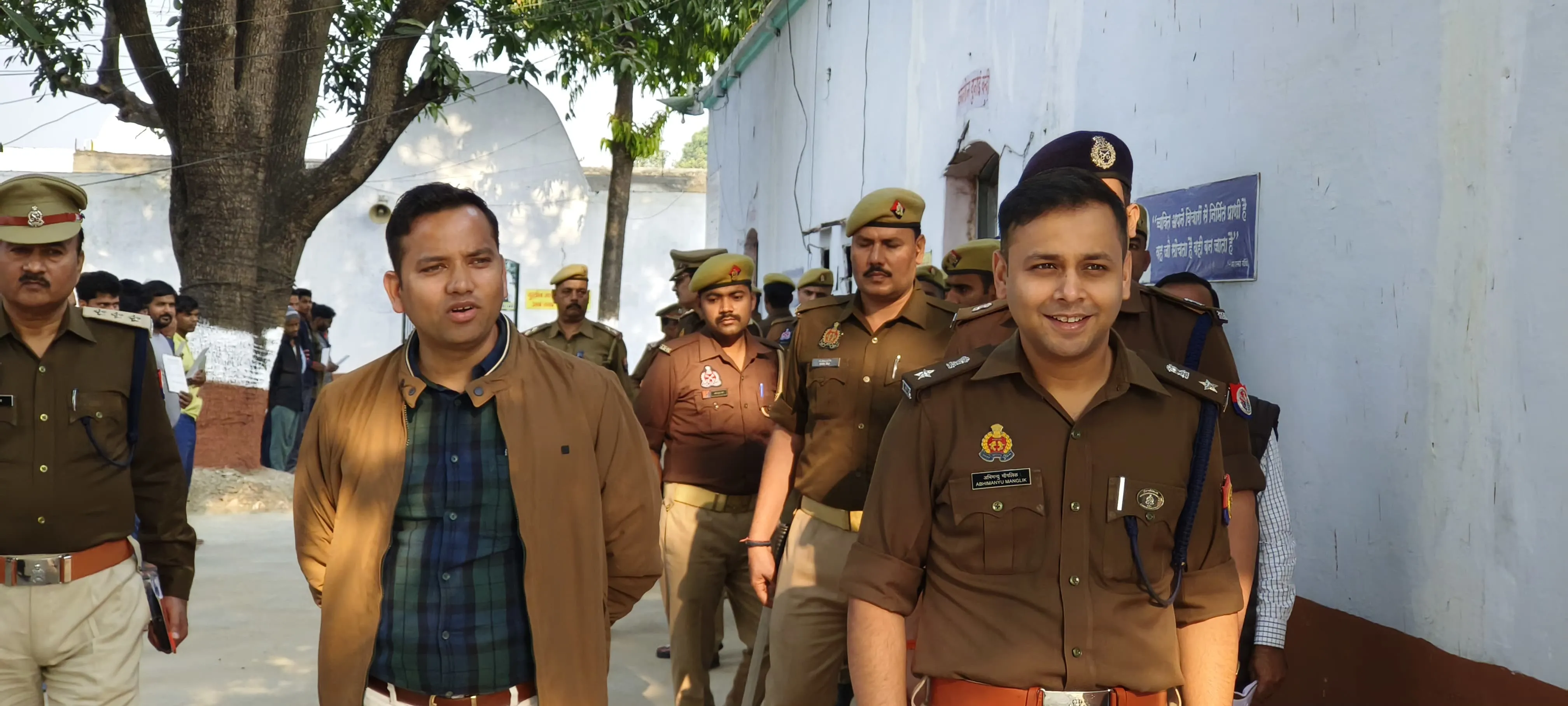 जिलाधिकारी व एसपी ने किया जिला कारागार ज्ञानपुर का औचक निरीक्षण