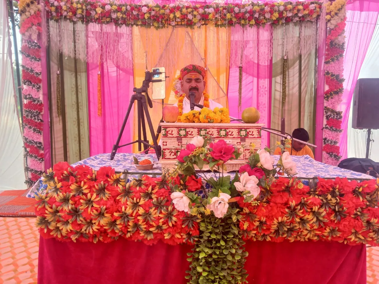 कथा के चौथे दिन भाव-विभोर हुए भक्त, पंडाल में छाया अलौकिक वातावरण