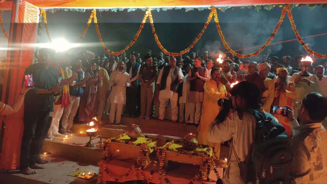 देव दीपावली पर 21 हजार दीपों से जगमग हुआ श्रवण धाम 