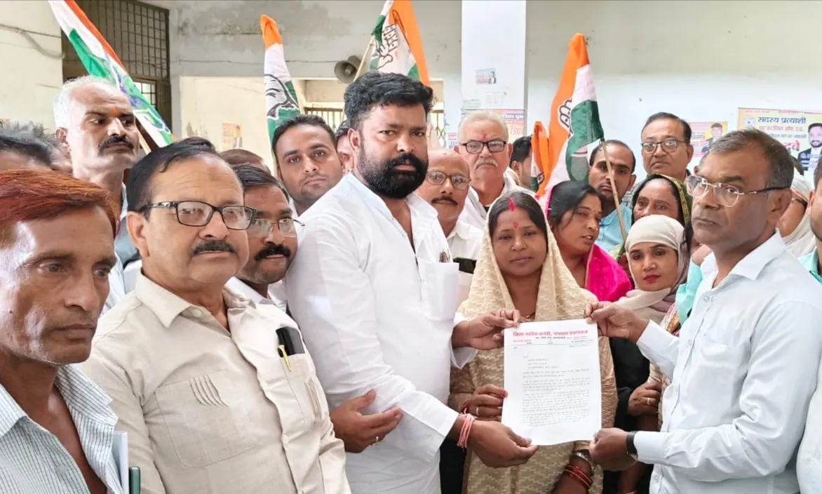 किसानों की समस्याओं को लेकर कांग्रेश ने एसडीएम को दिया ज्ञापन