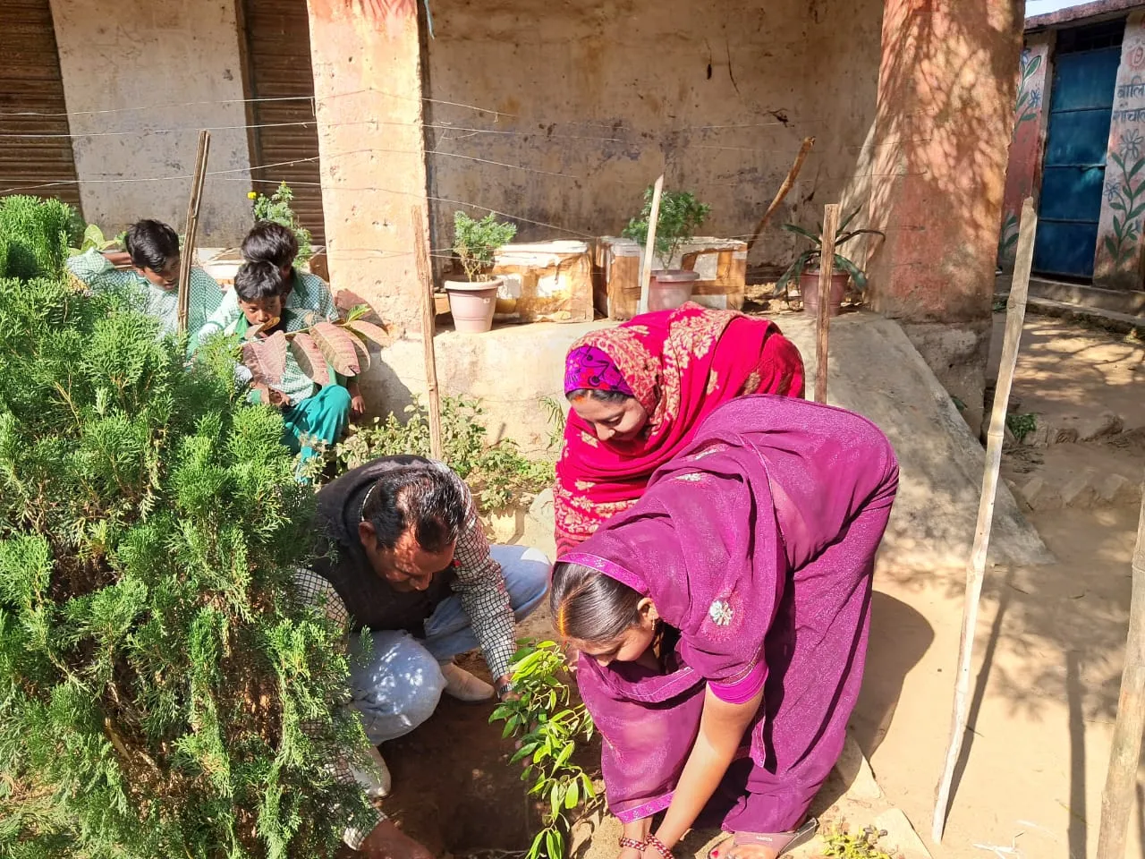 उत्क्रमित मध्य विद्यालय नावाडीह में महात्मा ज्योतिबा फुले की पुण्यतिथि पर श्रद्धांजलि, वृक्षारोपण और जागरूकता कार्यक्रम आयोजित