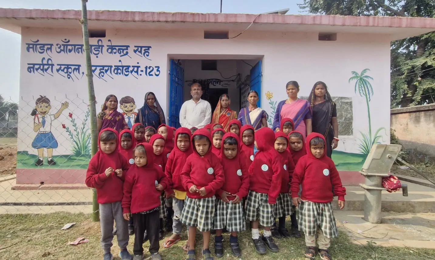 पुरहरा मॉडल आंगनबाड़ी केंद्र में बच्चों के बीच गर्म स्वेटर का किया गया वितरण