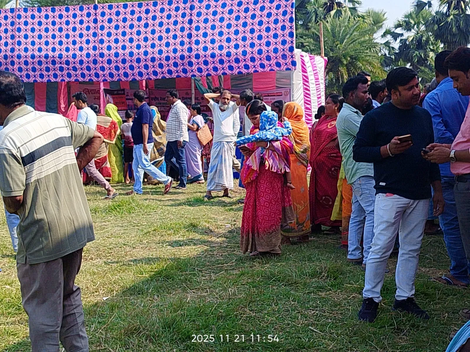 जनता दरबार में उमड़ी भीड़, विभिन्न योजनाओं के लिए दिए गए आवेदन