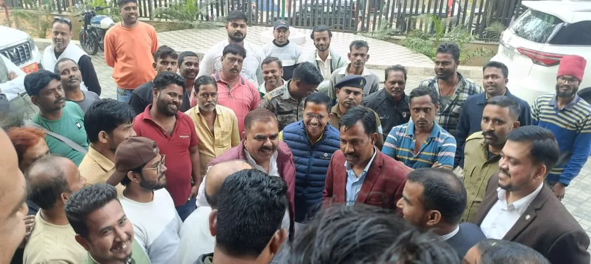 फुटपाथ दुकानदारों की समस्याओं को लेकर नगर आयुक्त व नगर सहायक आयुक्त से मिले पूर्व सदर विधानसभा प्रत्याशी मुन्ना सिंह, दुकानदारों के लिए वैकल्पिक व्यवस्था होने तक कार्रवाई रोकने की मांग