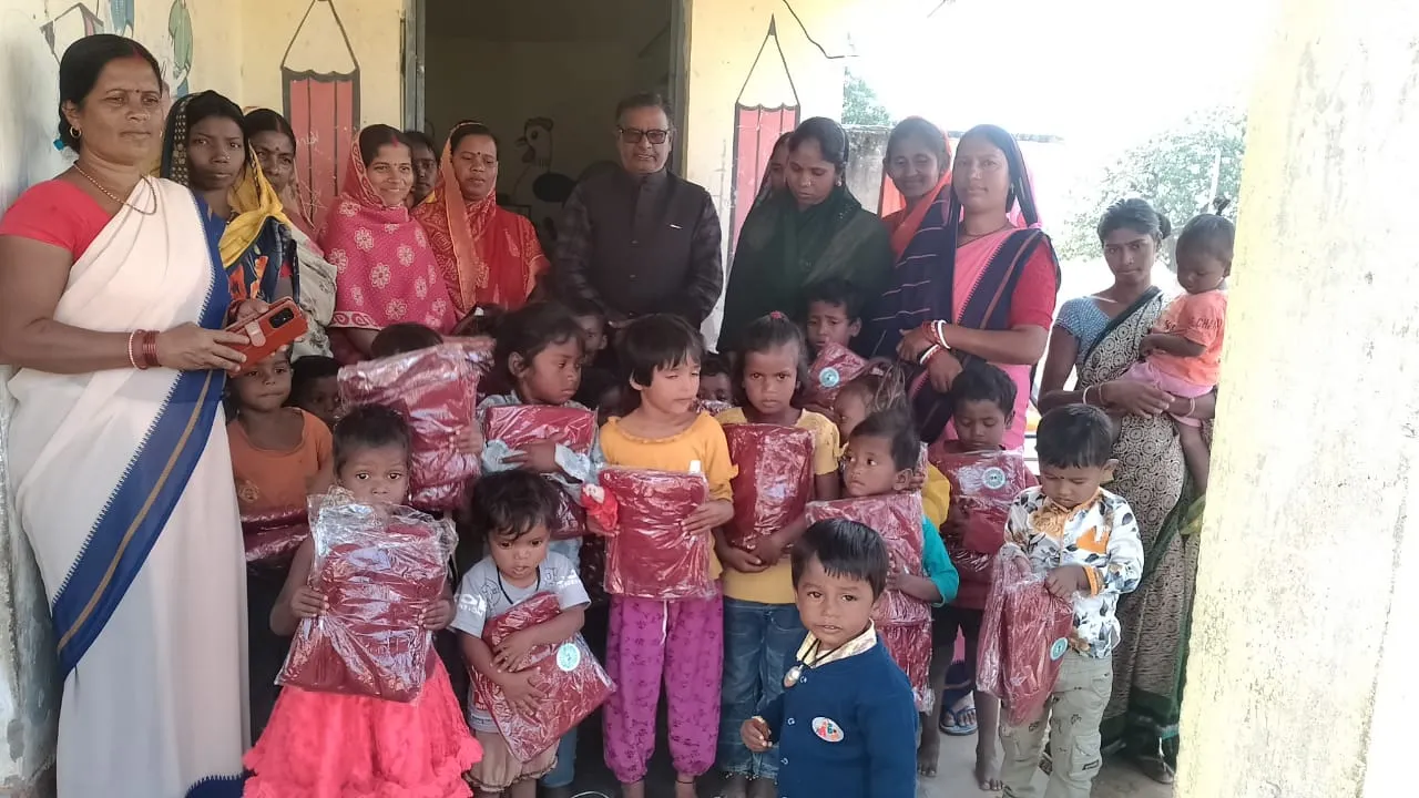 मुखिया एवं मुखिया प्रतिनिधि ने किया केदारूत पंचायत के विभिन्न आंगनबाड़ी केंद्रों में स्वेटर का वितरण