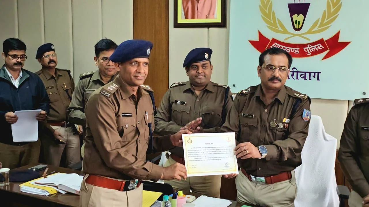 बरही ज्वेलरी लूटकांड का सफल उद्भेदन, उत्कृष्ट कार्य के लिए पुलिस टीम को एसपी ने प्रशस्ति-पत्र देकर किया सम्मानित