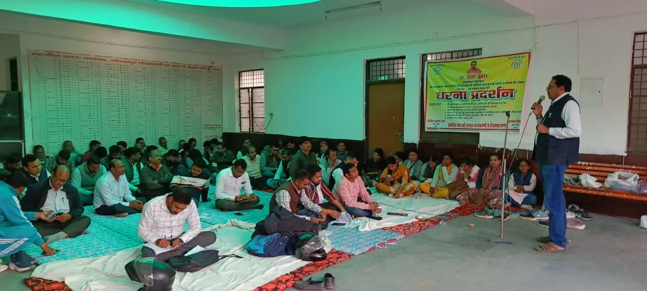 फतेहपुर के लेखपाल की मौत पर कार्रवाई की मांग तेज, गोरखपुर में लेखपालों का धरना