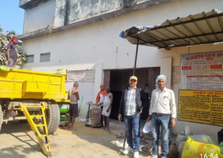 गोला तहसील की 9 राइस मिलों में धान कुटाई ठप, सरकारी खरीद पर संकट के बादल