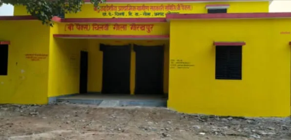 गोला ब्लॉक में खाद-बीज संकट गहराया, 10 समितियों पर सिर्फ 6 सचिव—किसान बेहाल, बुआई पर संकट