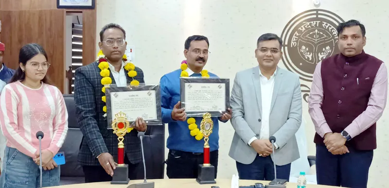 एसआईआर में शत-प्रतिशत ईएफ डिजिटाइजेशन करने वाले दो बीएलओ को डीएम ने किया सम्मानित