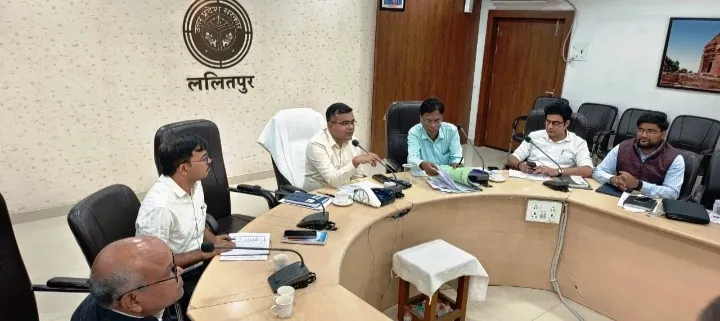 जिलाधिकारी ने मतदेय स्थलों के सम्भाजन और समायोजन हेतु राजनैतिक दलों के साथ की बैठक