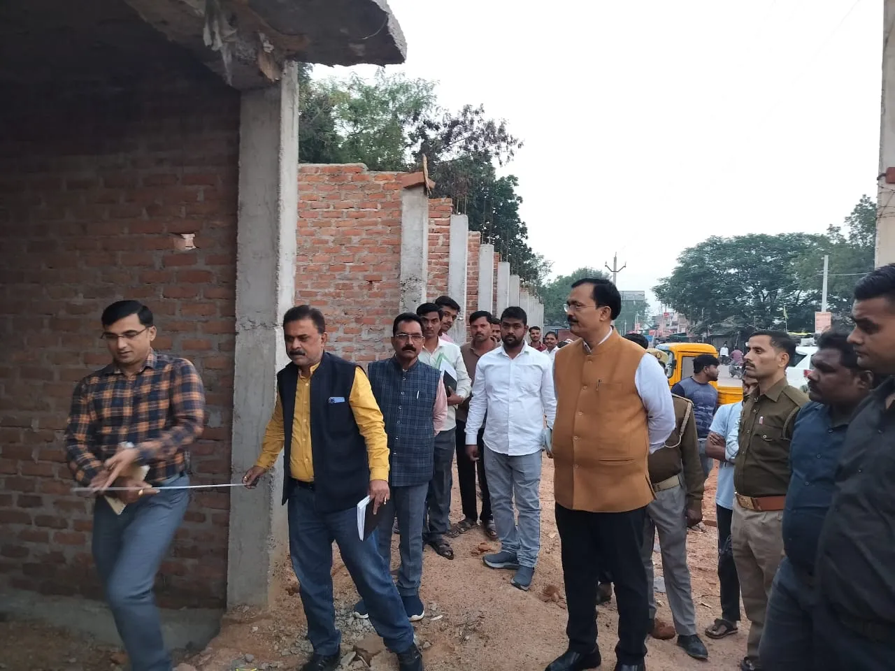 अवैध दुकान निर्माण मामला: सीडीओ ने मौके पर की पैमाइश