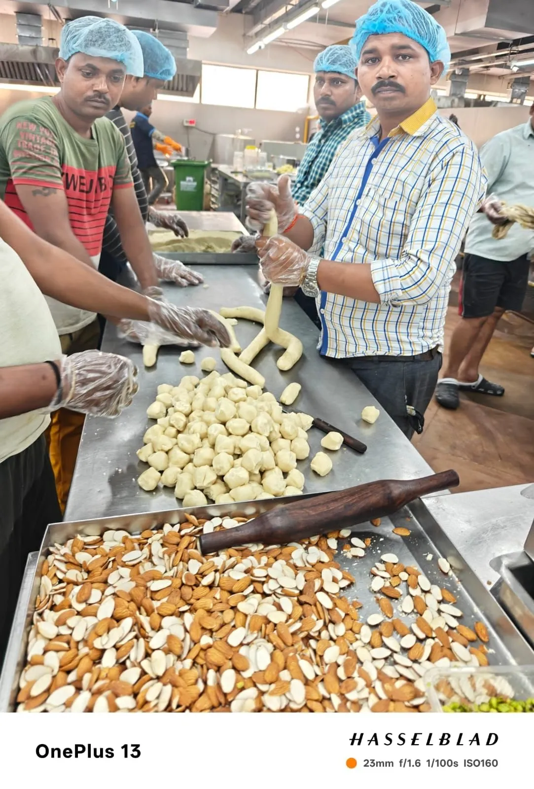 ऊँची दुकान फीके पकवान! लखनऊ की ब्रांडेड मिठाई दुकानों पर छापा