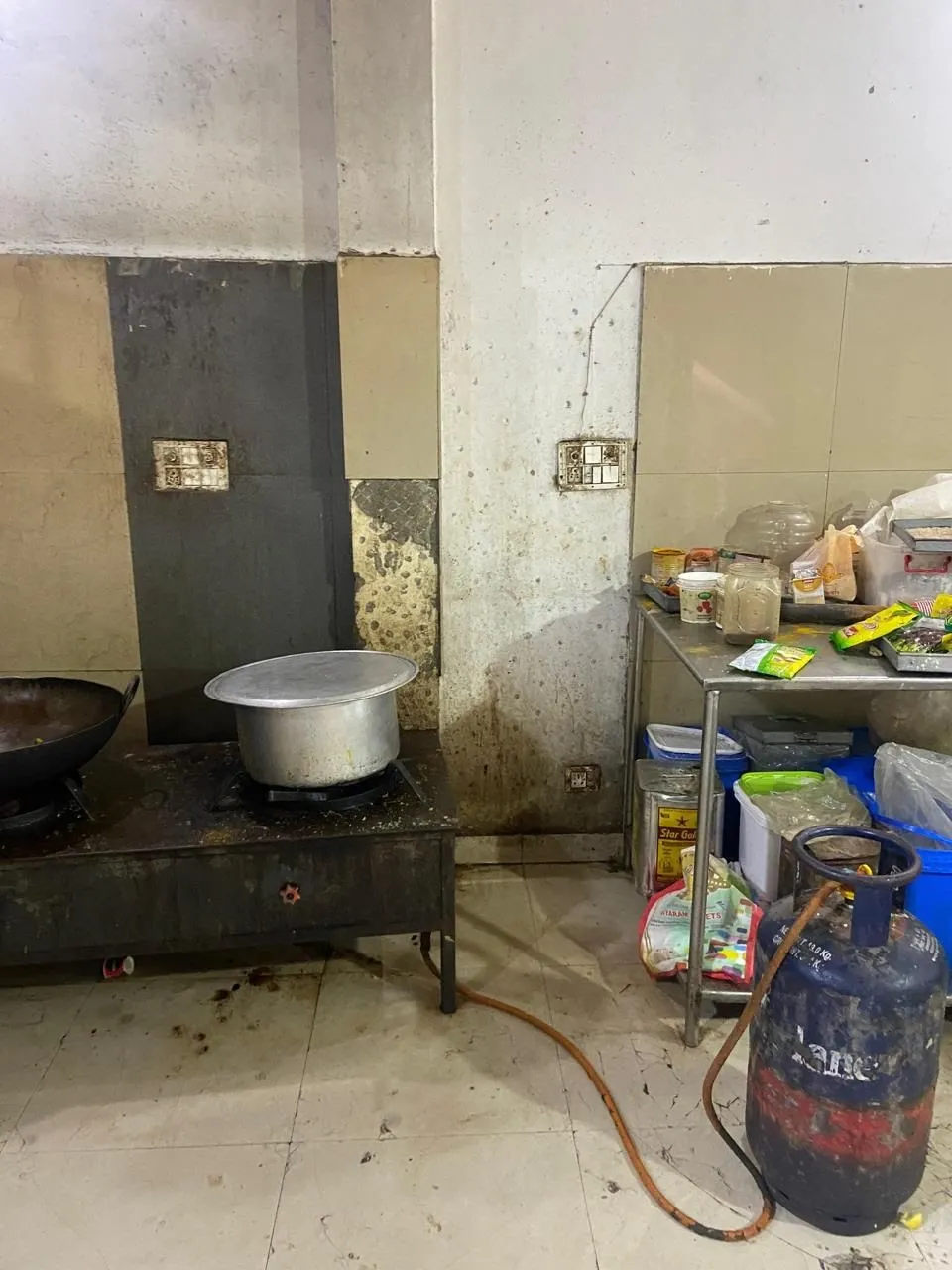 ऊँची दुकान फीके पकवान! लखनऊ की ब्रांडेड मिठाई दुकानों पर छापा