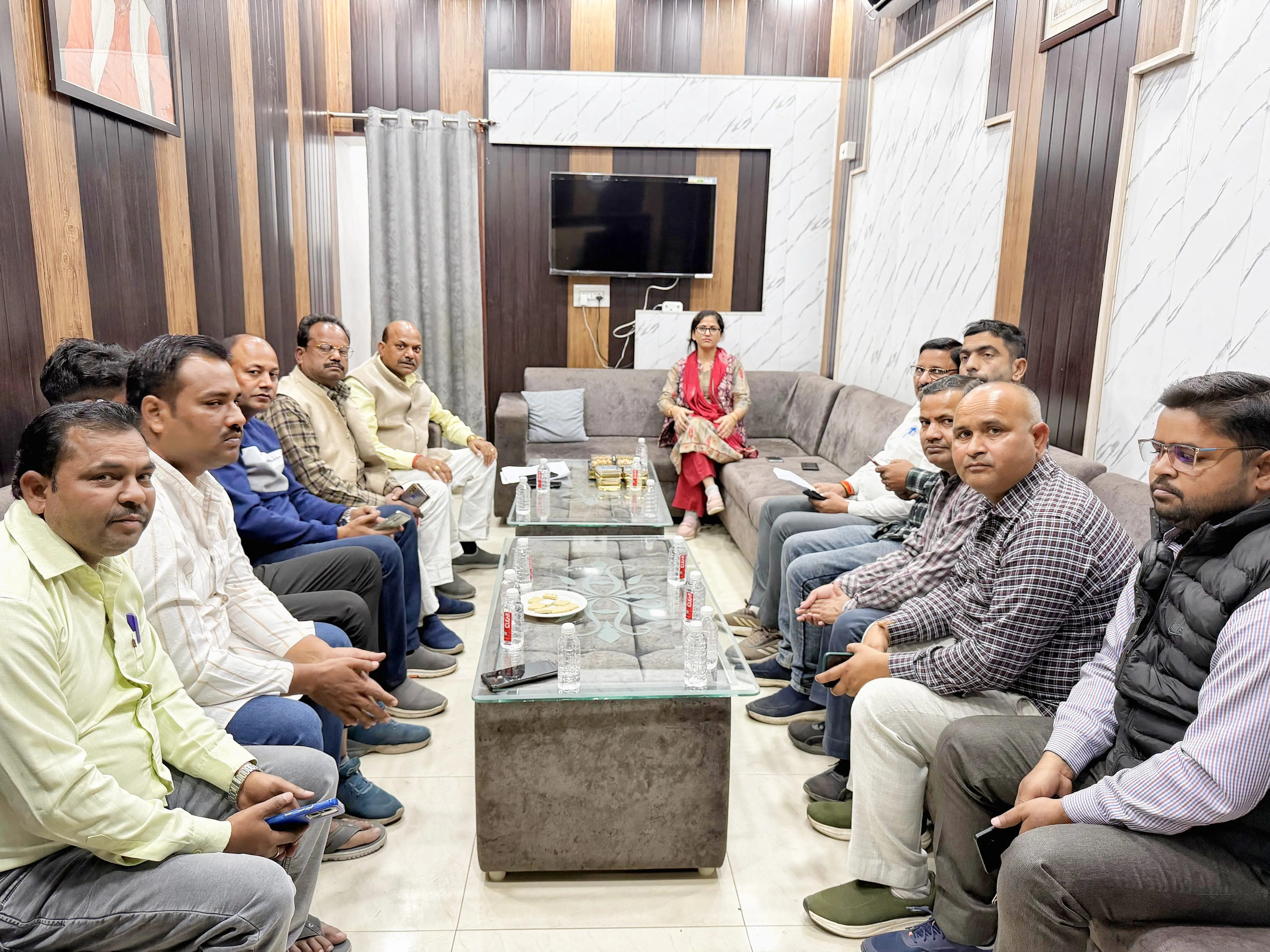 एसआईआर के लिए एसडीएम प्रतीक्षा त्रिपाठी ने सभासदों के साथ की बैठक।