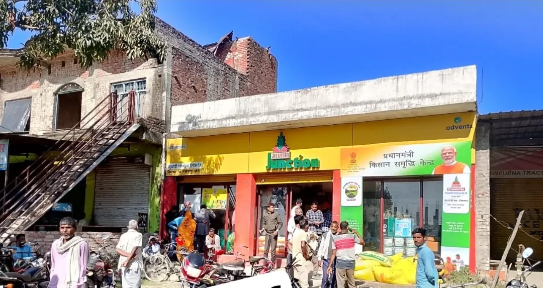 जबरन यूरिया की बोरी के साथ  किसानों को दिया जा रहा बिरला बलवान का थैला