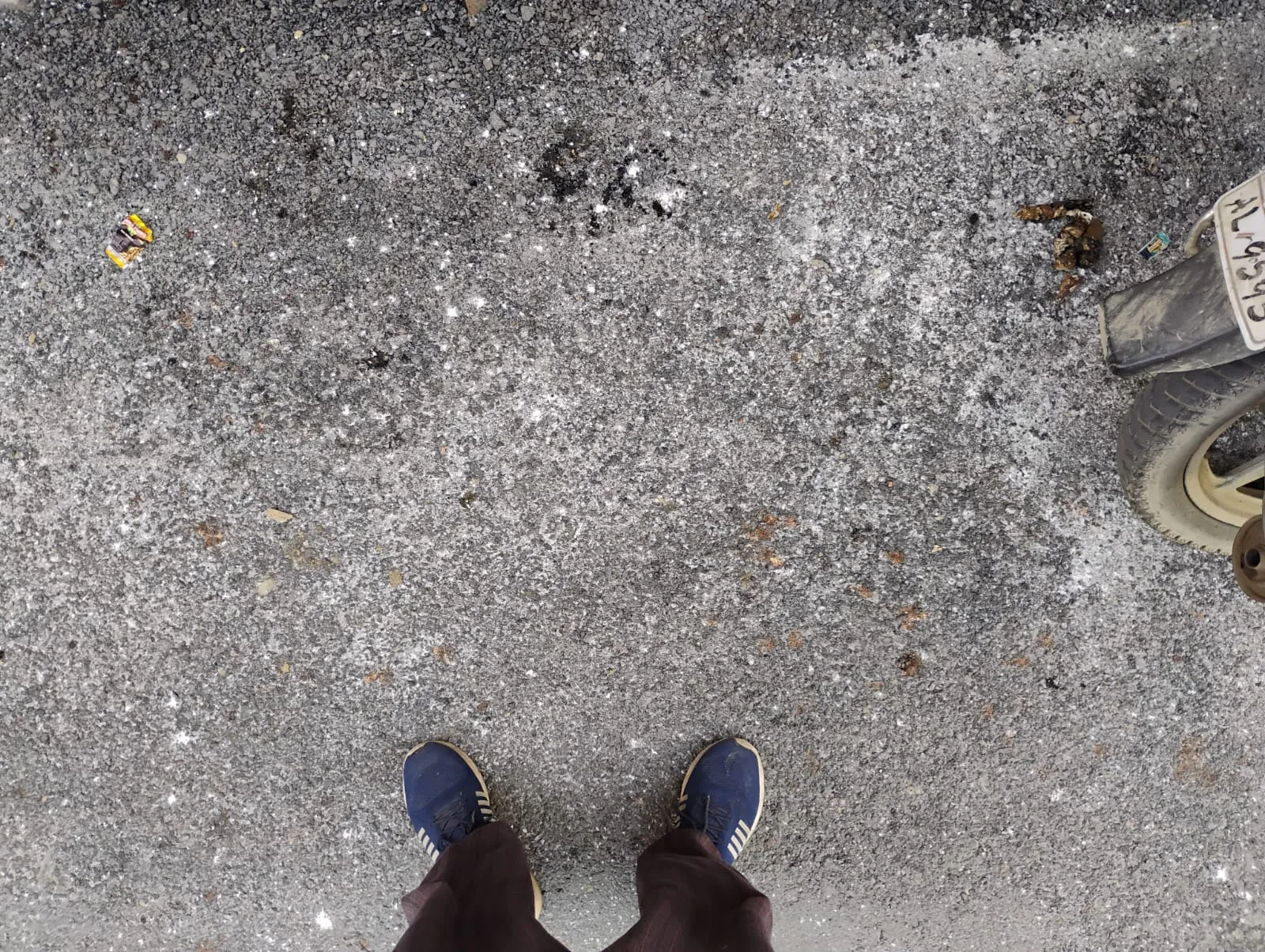 मानको की धज्जियां उड़ाकर कर बनी रातों-रात सड़क 