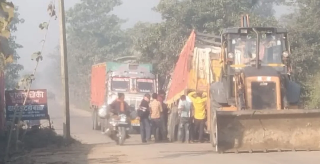 कुशीनगर ब्रेकिंग : के.बी पुलिस चौकी के पास अवैध बालू लदी ट्रक सड़क में धसी