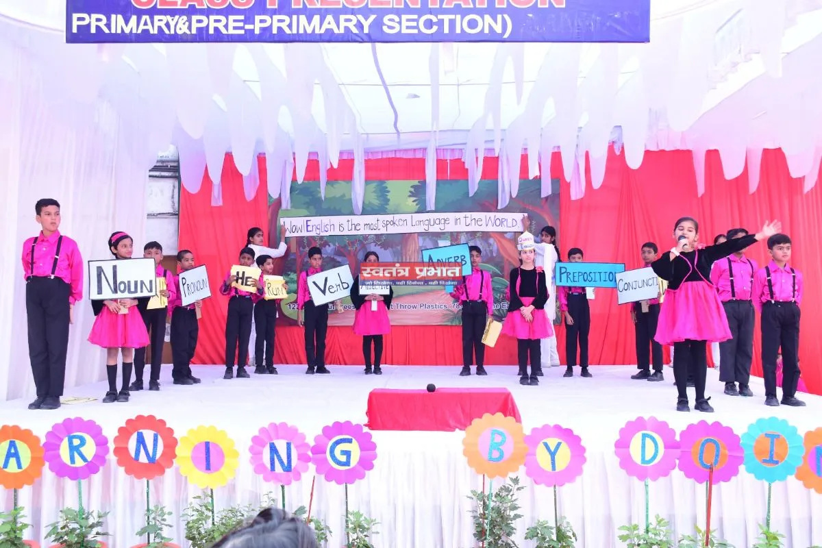 लखनऊ कैरियर कॉन्वेंट कॉलेज में किंडरगार्टन क्लास प्रेजेंटेशन