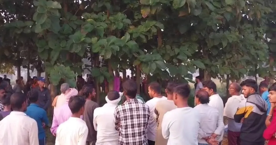 सागौन के पेड़ से लटकता मिला व्यक्ति का शव