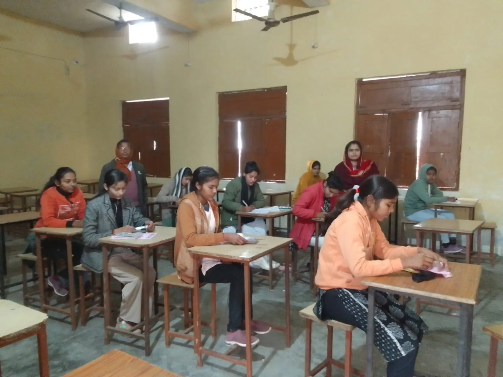 चित्रकला परीक्षा में पंजीकृत एकमात्र छात्र नहीं आया परीक्षा देने ,महाविद्यालय स्टाफ करता रहा इंतजार