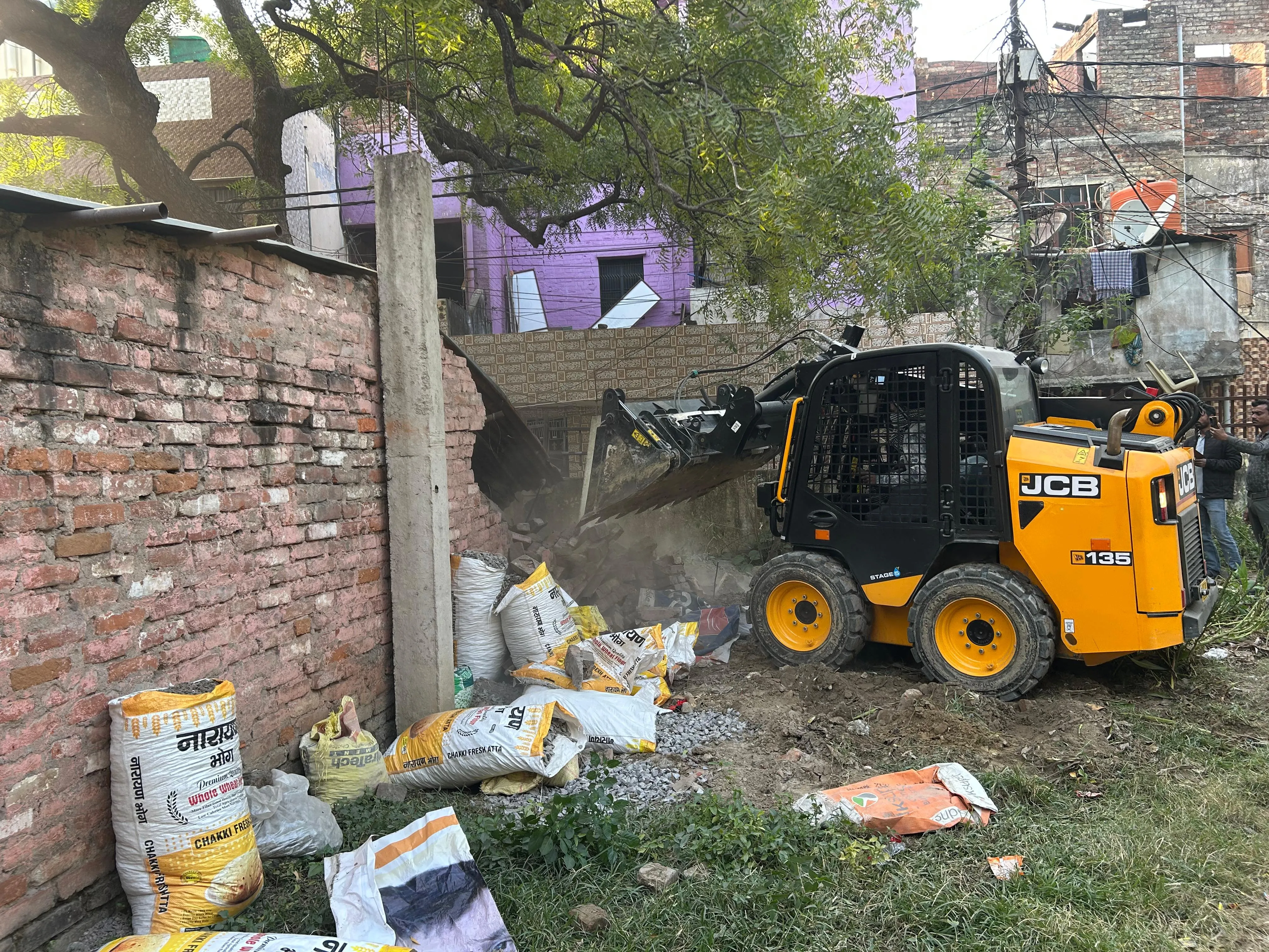 नगर निगम ने गोविन्द नगर पार्क के अतिक्रमण व कब्जे पर चलाया बुलडोजर