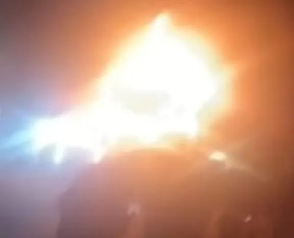 शार्ट सर्किट से लकड़ी लदी डीसीएम बनी आग का गोला