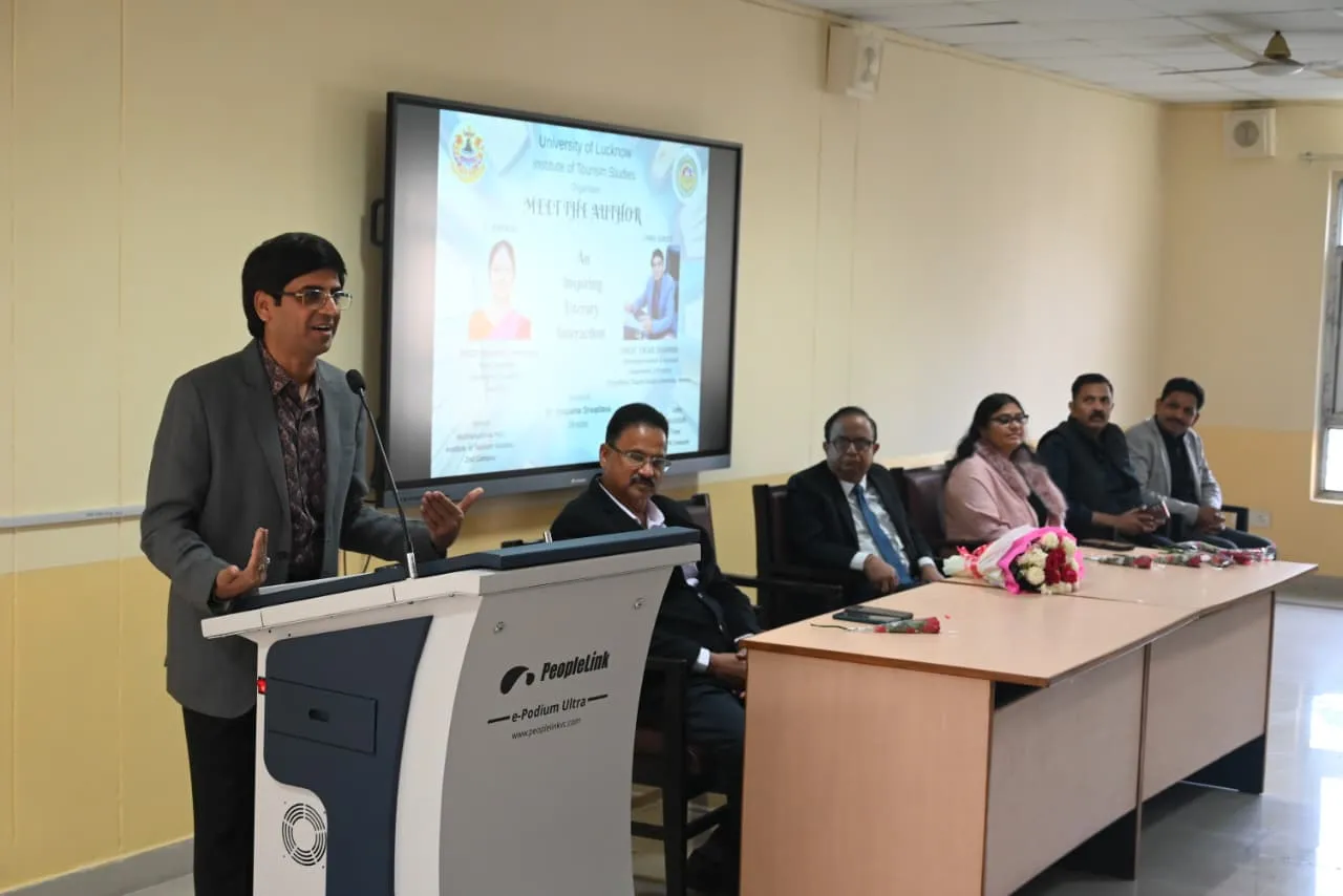 समाज को सही आइना दिखाएँ लेखक: प्रख्यात कवि–उपन्यासकार प्रो. विकास शर्मा ने समकालीन साहित्य पर डाला प्रकाश।