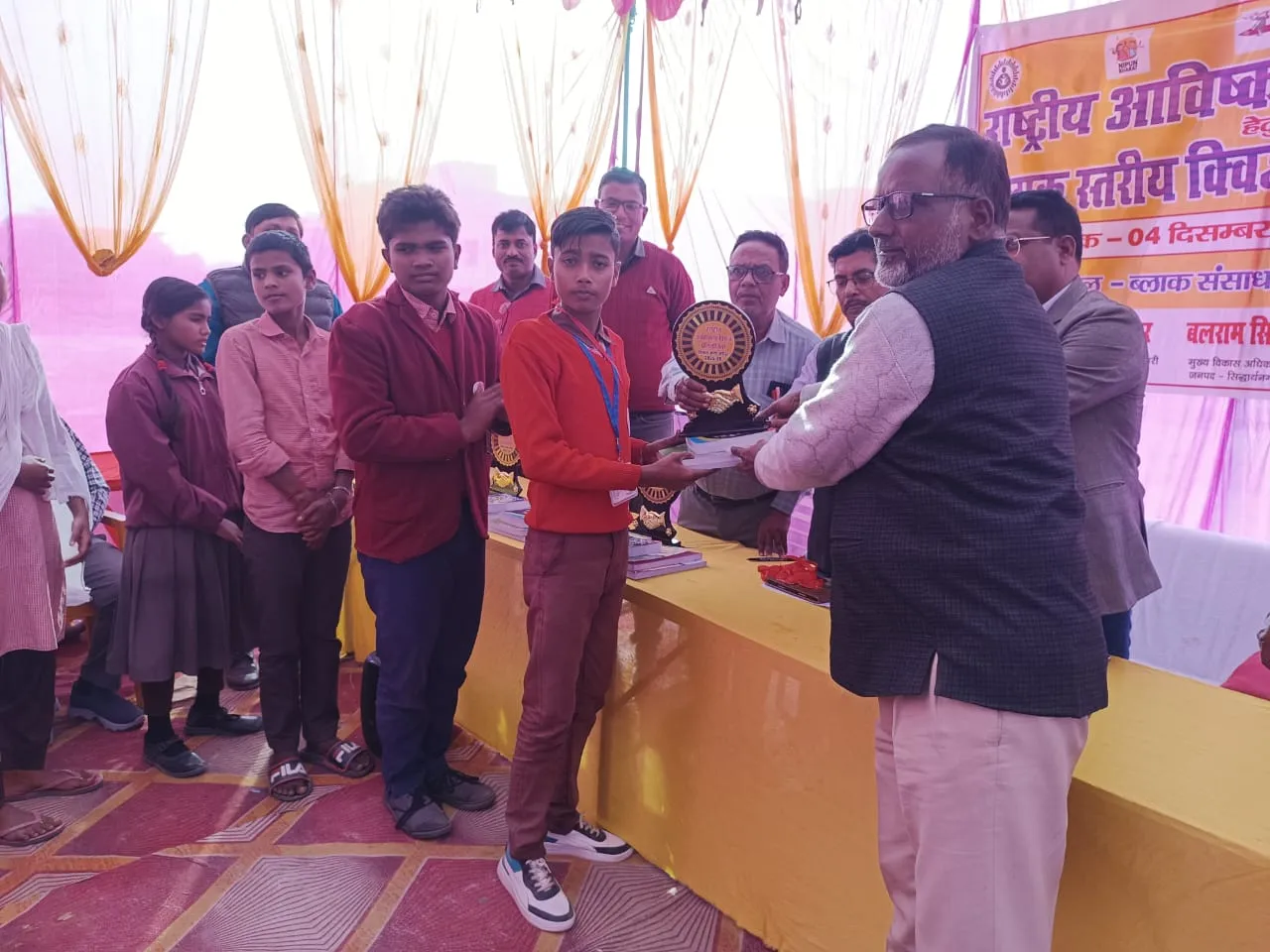 क्विज प्रतियोगिता में ई टीम के बच्चों ने किया टॉप