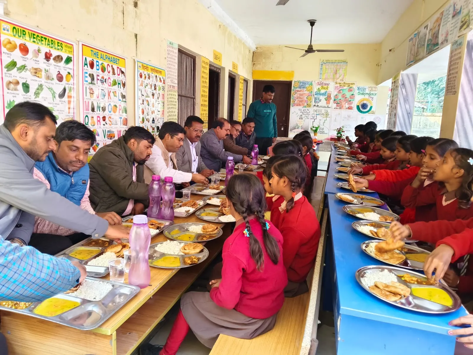 गुणवत्ता समन्वयक ने बच्चों के बीच मनाया अपना जन्मदिन