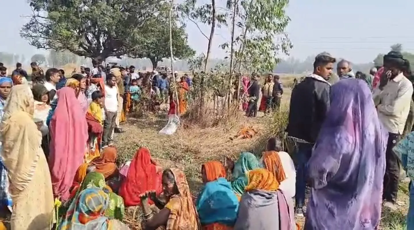 घरेलू विवाद बना खूनी संघर्ष छोटे भाई ने बड़े भाई की कुदाल से की हत्या लाश घसीटकर झाड़ियों में फेंकी 