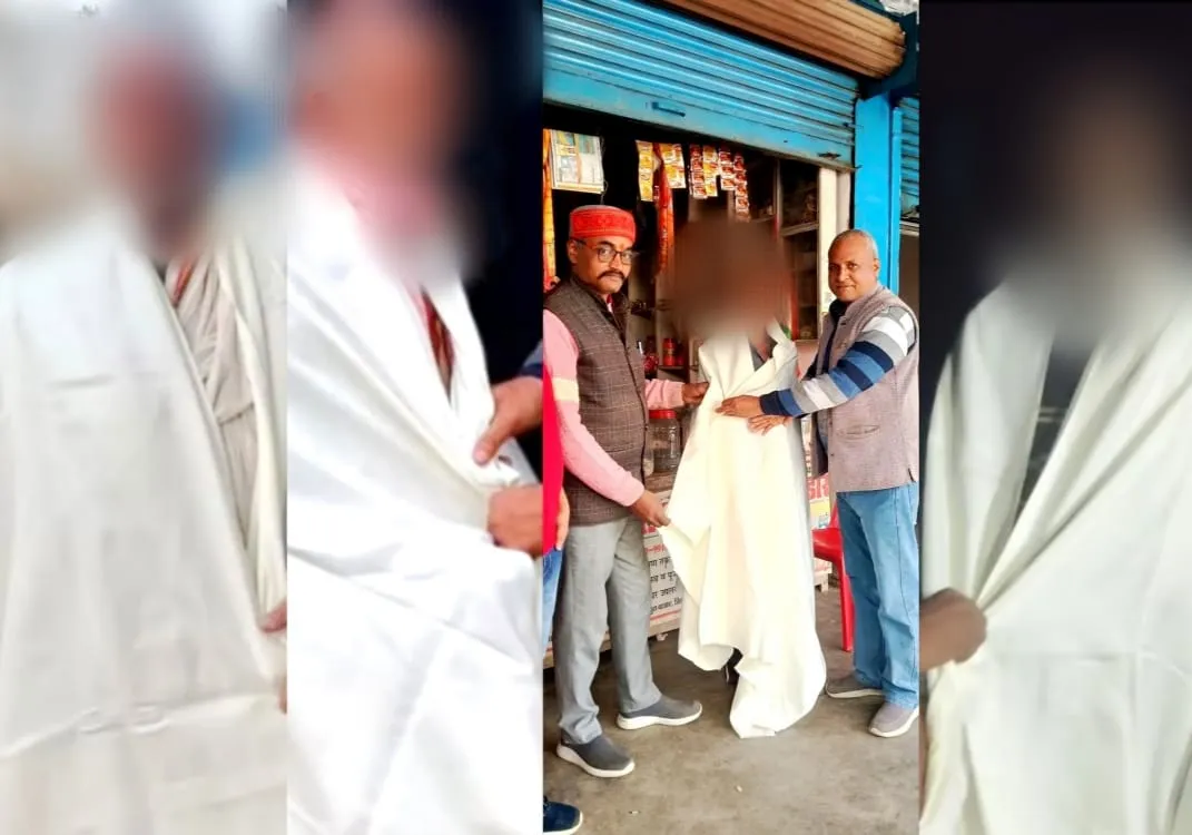 पूर्व जिला पंचायत सदस्य, प्रतिष्ठित व्यवसाई दिनेश कौशल के सौजन्य से जरुरतमंदो मे भेंट किए गए शाल