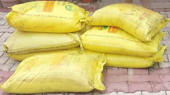 प्राइवेट दुकानों पर महंगे दामों पर बिक रहा यूरिया खाद