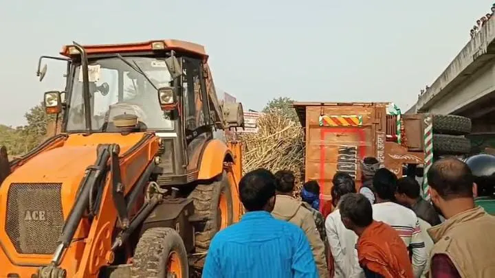 ई-रिक्शा को ओवरलोड गन्ना लदे एक तेज रफ्तार ट्रक ने टक्कर मार दी, जिसमें ई-रिक्शा सवार दंपती की मौके पर ही मौत 