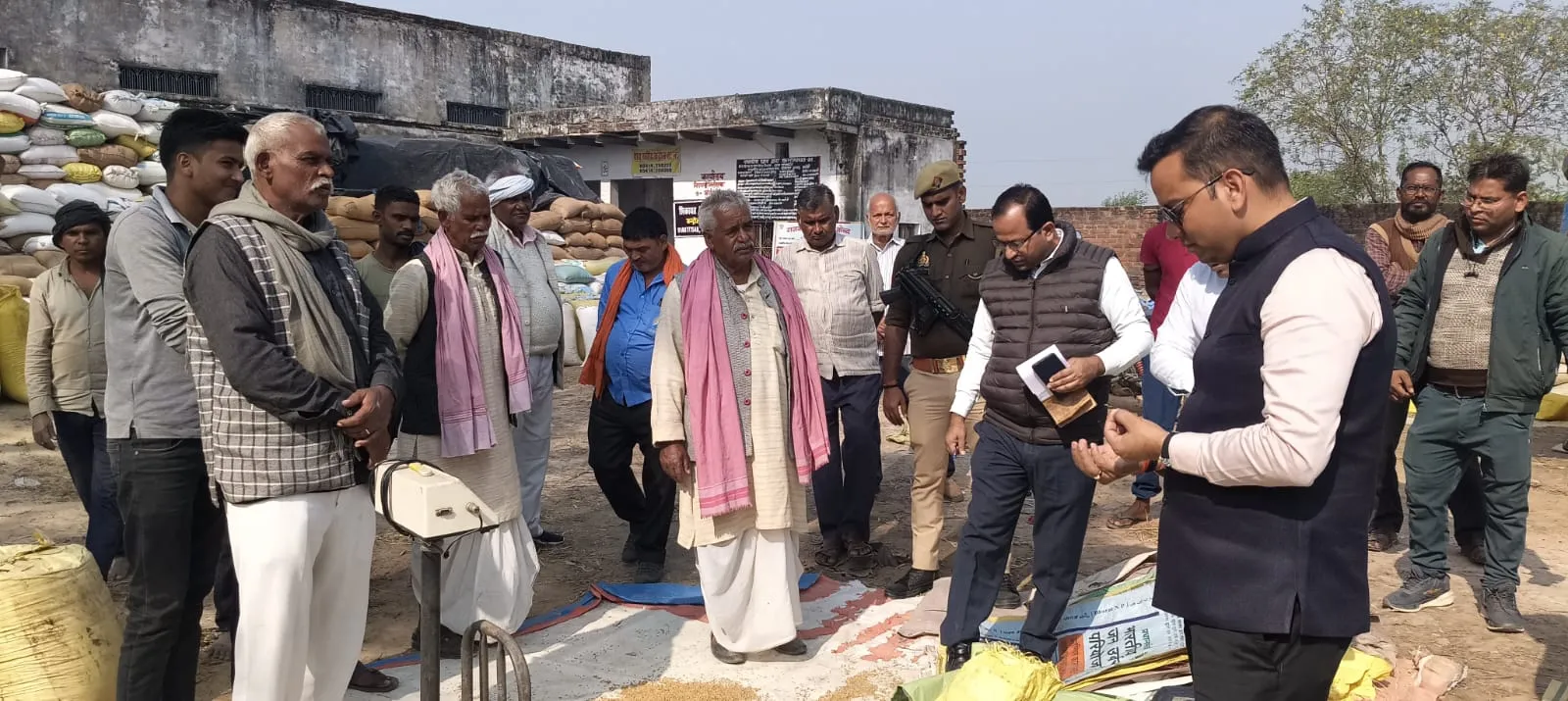 जिलाधिकारी ने राजकीय धान क्रय केन्द्र जंगीगंज एवं जंगीगंज प्रथम का किया औचक निरीक्षण