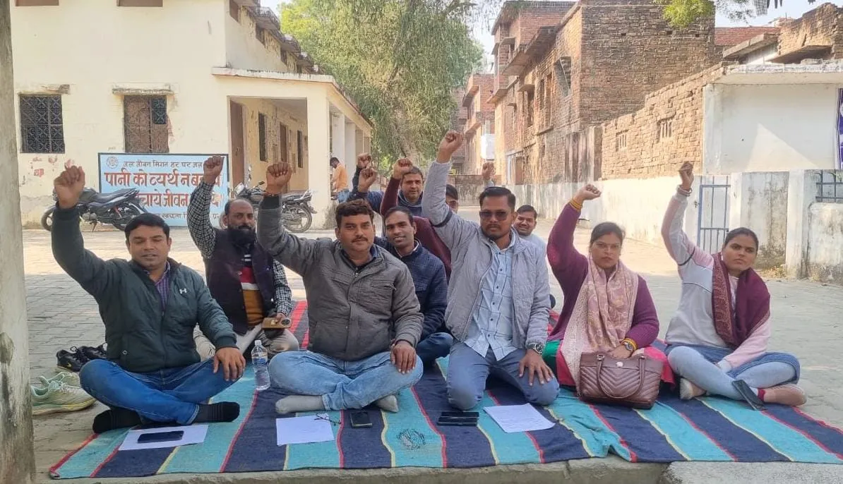 ग्राम पंचायत सचिव व ग्राम विकास अधिकारी ने ऑनलाइन हाजिरी को लेकर किया जोरदार धरना प्रदर्शन