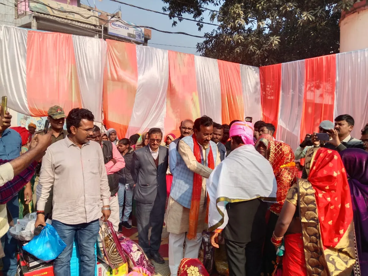 सामूहिक विवाह में 43 जोड़े बने दंपती, पूर्व विधायक ने नवदम्पतियों को भेंट दी चांदी की बिछिया और पायल