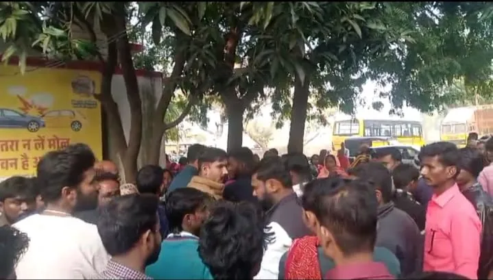 कप्तानगंज थाने पर शव को रखकर परिजनों ने किया प्रदर्शनकर स्कूल बहन के खिलाफ दर्ज हो मुकदमा