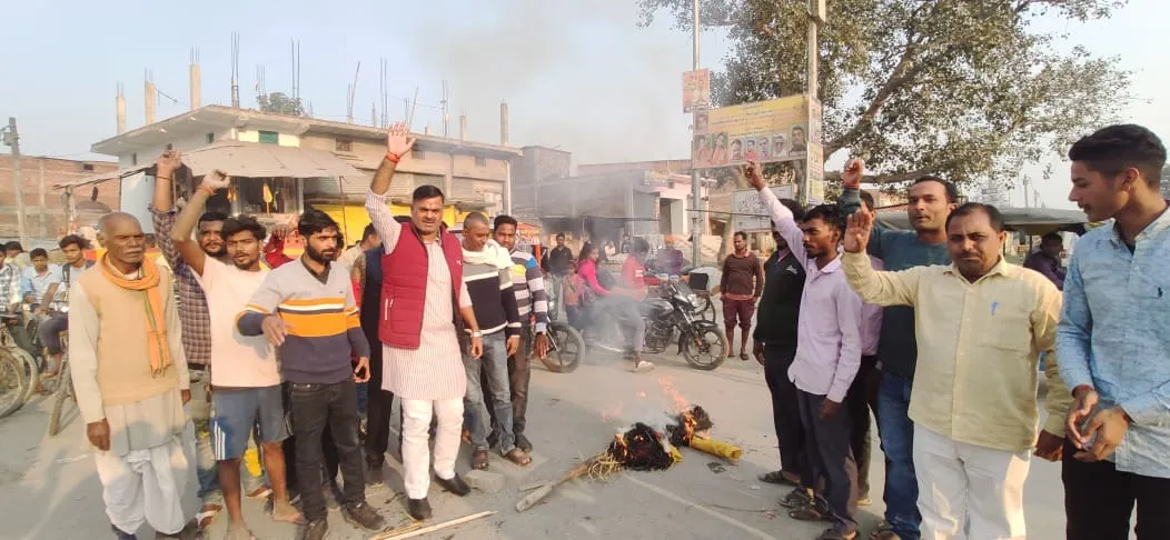 कुशीनगर : भाजपा नेता ने बाबरी मस्जिद के विरोध में हुमायु का पुतला फुंका 