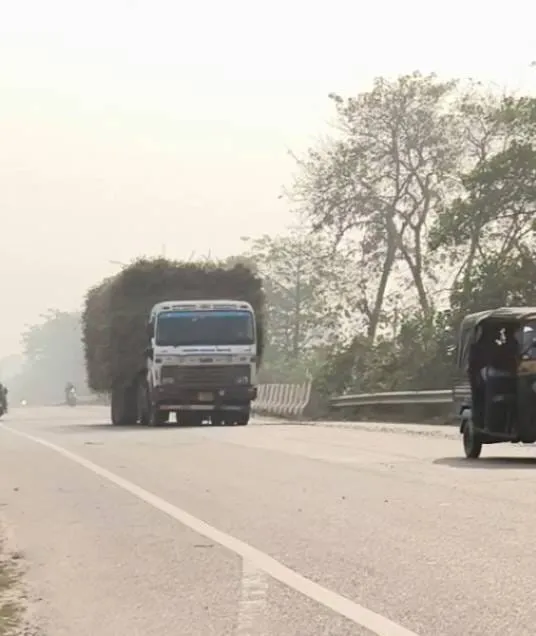 नहीं रुक रहा है ओवरलोड ओवर हाइट गन्ना ट्रकों का संचालन कभी घट सकती है बड़ी दुर्घटना प्रशासन मौन