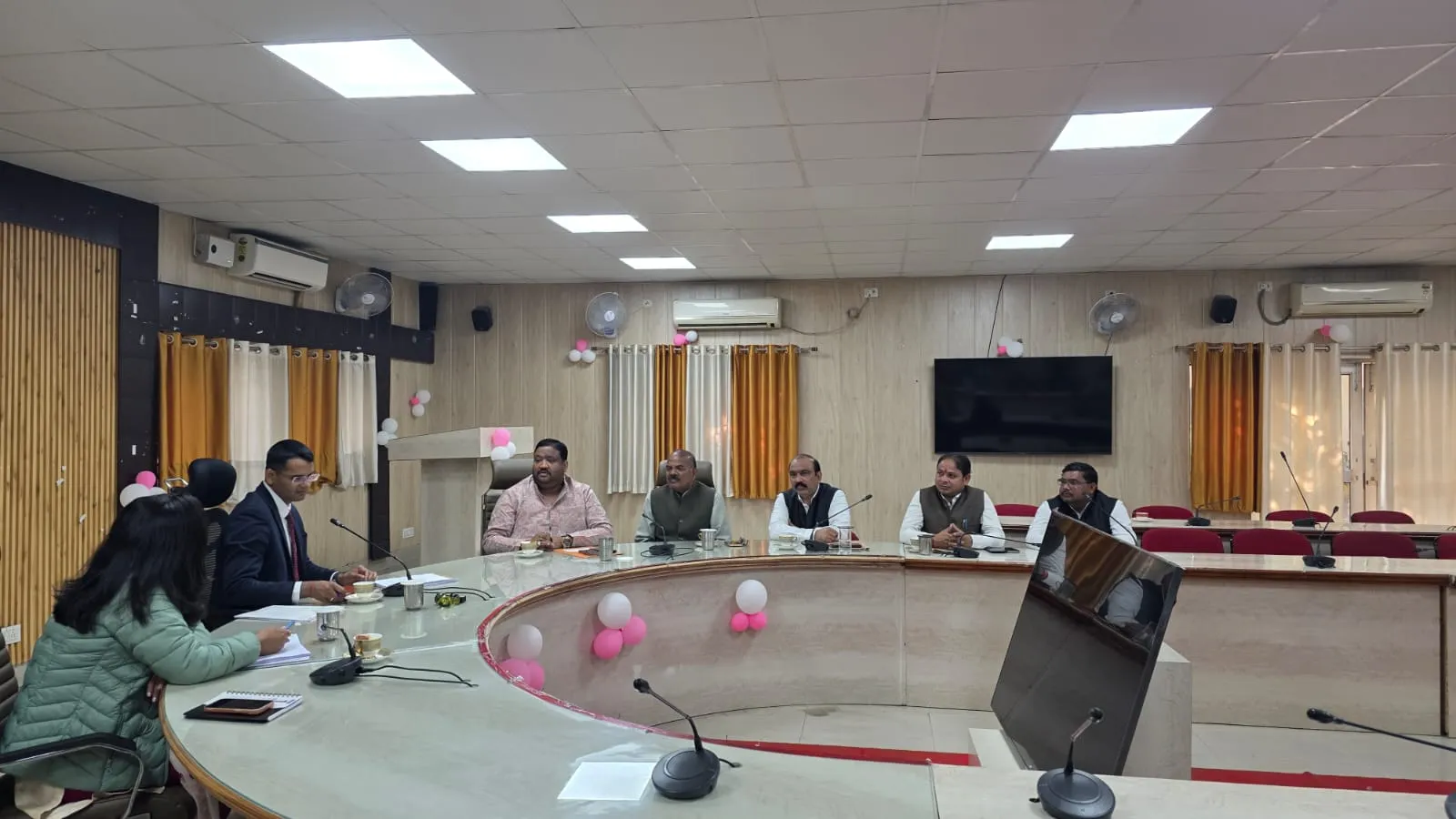 नगर निकायों में जनसुविधाओं के उन्नयन को लेकर डीएम की अध्यक्षता में बैठक संपन्न