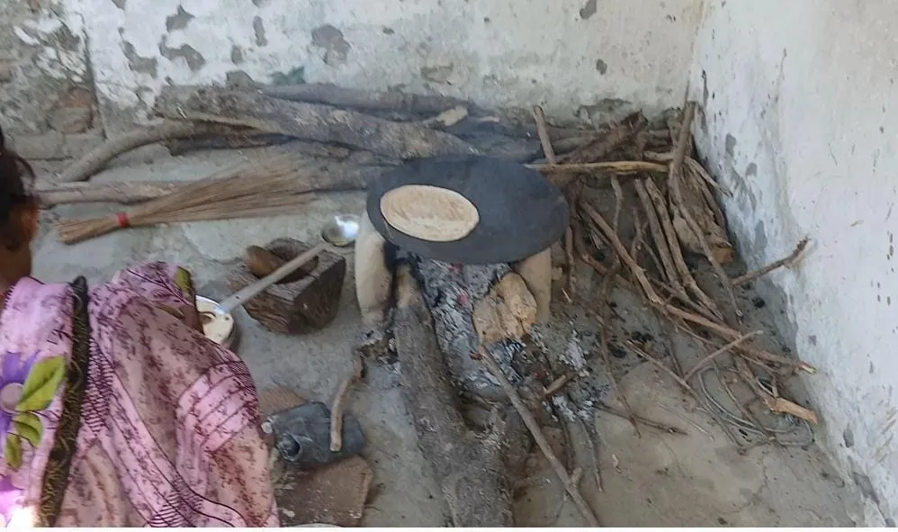 थारू जनजाति के बच्चों के भविष्य से खुला खिलवाड़