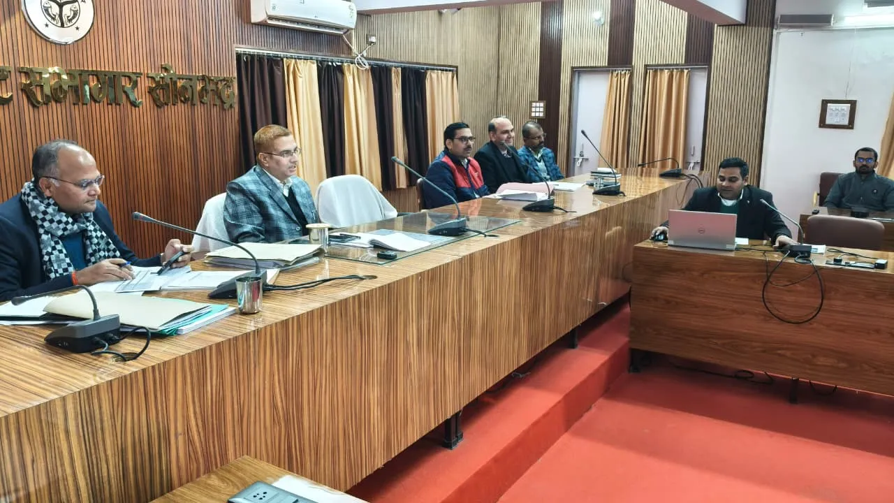 जिलाधिकारी ने की कर-करेत्तर की मासिक समीक्षा बैठक, राजस्व वसूली में तेजी लाने के दिये निर्देश