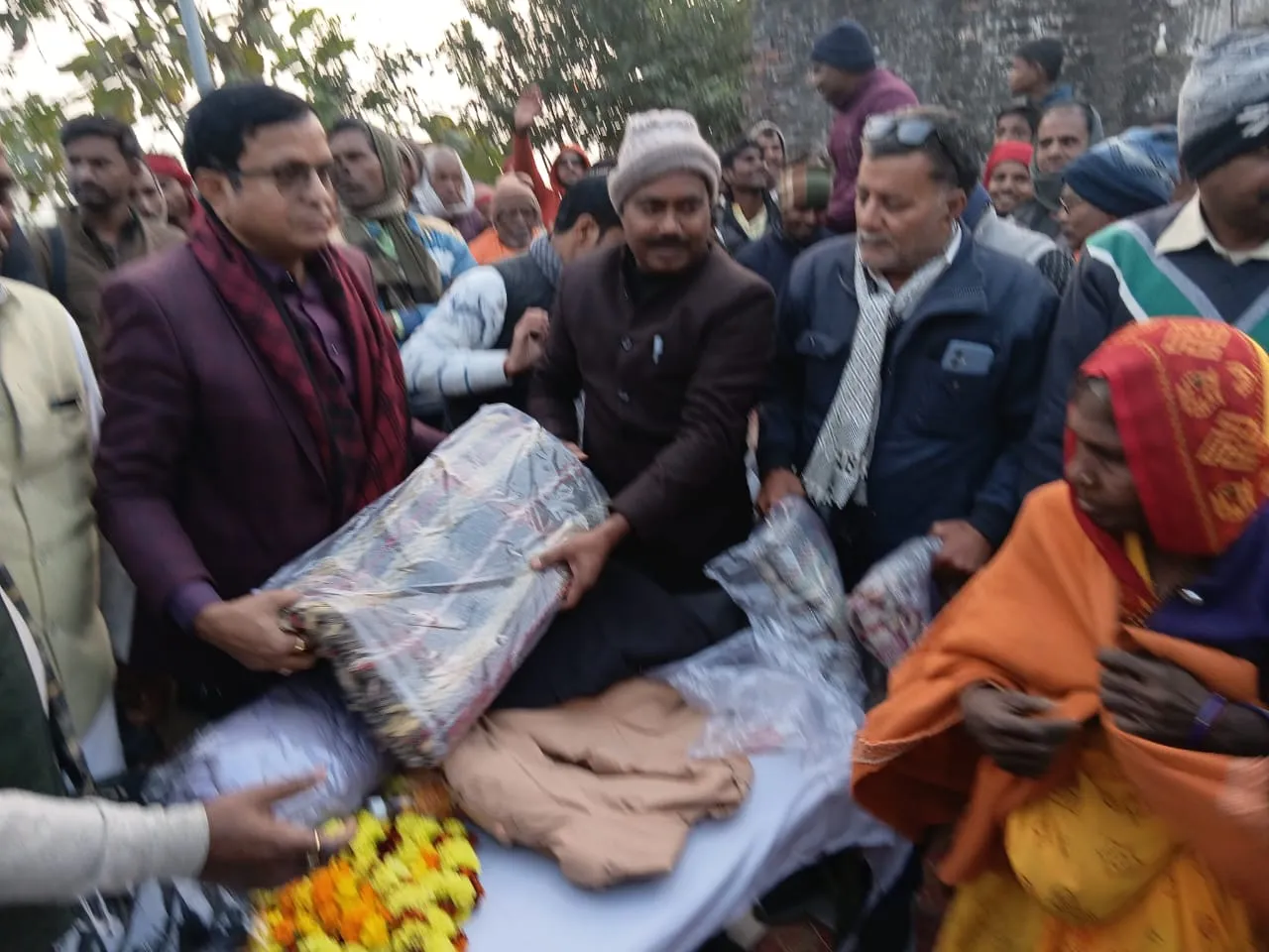 औराई के चंद्रपुरा में सांसद ने गरीबों को कंबल वितरित कर दिया संबल